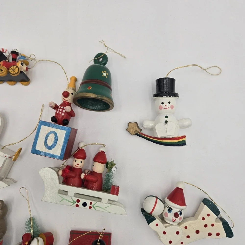 READ 12 Vtg Miniature Wooden Christmas‎ Tree Ornaments Hand-Painted